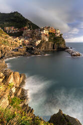 Wellen brechen an den Klippen bei Manarola, Cinque Terre, UNESCO-Weltkulturerbe, Provinz La Spezia, Ligurien, Italien, Europa - RHPLF15450