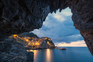 Manarola in der Abenddämmerung, Blick aus einer Grotte, Cinque Terre, UNESCO-Weltkulturerbe, Provinz La Spezia, Ligurien, Italien, Europa - RHPLF15453