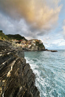 Wellen, die bei Sonnenuntergang an den Klippen brechen, Manarola, Cinque Terre, UNESCO-Weltkulturerbe, Provinz La Spezia, Ligurien, Italien, Europa - RHPLF15454