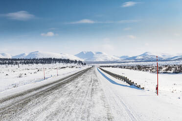 Schneebedeckte Berge entlang der Straße der Knochen, Magadan Oblast, Russland, Eurasien - RHPLF15463