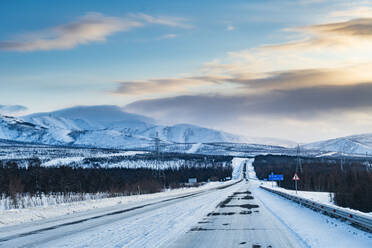 Schneebedeckte Berge entlang der Straße der Knochen, Magadan Oblast, Russland, Eurasien - RHPLF15464