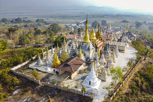 Luftaufnahme einer Drohne von Pagoden, Inle See, Shan Staat, Myanmar (Burma), Asien - RHPLF15478