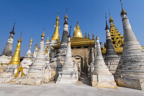 Stachelpagoden an der Shwe Inn Dein Pagode, Inn Thein, Inle See, Shan Staat, Myanmar (Burma), Asien - RHPLF15485