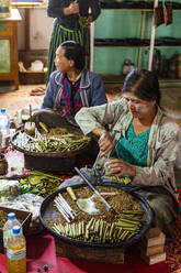 Handgedrehte Zigarre und Zigarette, Inle-See, Shan-Staat, Myanmar (Burma), Asien - RHPLF15486