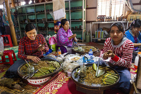 Handgedrehte Zigarre und Zigarette, Inle-See, Shan-Staat, Myanmar (Burma), Asien - RHPLF15488