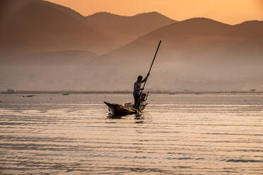 Junger Fischer mit Netz bei Sonnenaufgang, Inle-See, Shan-Staat, Myanmar (Burma), Asien - RHPLF15496
