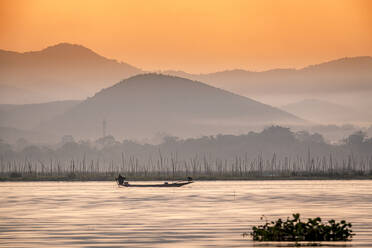 Junger Fischer mit Netz bei Sonnenaufgang, Inle-See, Shan-Staat, Myanmar (Burma), Asien - RHPLF15498