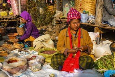 Stammesangehörige Frauen verkaufen Gemüse auf dem Markt von Inn Thein, Inle-See, Shan-Staat, Myanmar (Burma), Asien - RHPLF15501
