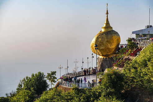 Kyaiktiyo-Pagode (Goldener Fels), Mon-Staat, Myanmar (Birma), Asien - RHPLF15505