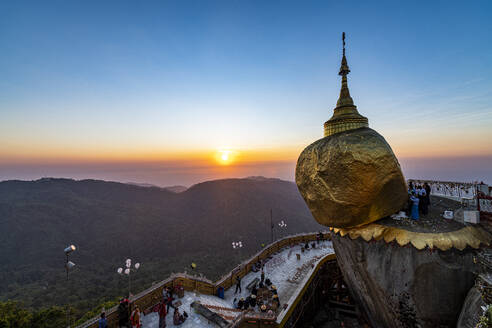 Kyaiktiyo-Pagode (Goldener Fels) bei Sonnenuntergang, Mon-Staat, Myanmar (Birma), Asien - RHPLF15507