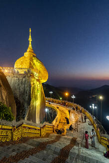 Kyaiktiyo-Pagode (Goldener Fels) nach Sonnenuntergang, Mon-Staat, Myanmar (Birma), Asien - RHPLF15508