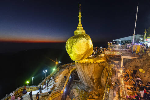 Kyaiktiyo-Pagode (Goldener Fels) nach Sonnenuntergang, Mon-Staat, Myanmar (Birma), Asien - RHPLF15511