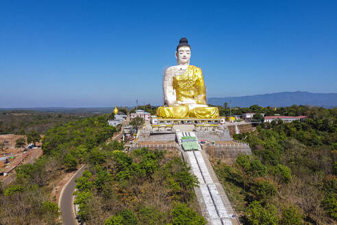 Luftaufnahme eines riesigen sitzenden Buddhas unterhalb der Kyaiktiyo-Pagode (Goldener Felsen), Mon-Staat, Myanmar (Birma), Asien - RHPLF15512