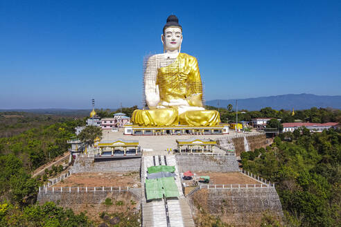 Luftaufnahme eines riesigen sitzenden Buddhas unterhalb der Kyaiktiyo-Pagode (Goldener Felsen), Mon-Staat, Myanmar (Birma), Asien - RHPLF15513