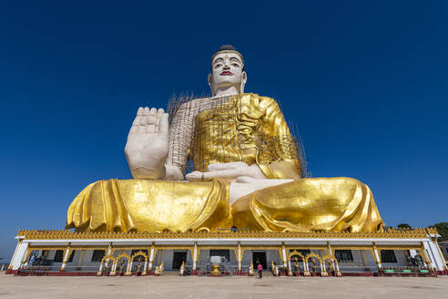 Sitzender Riesenbuddha unterhalb der Kyaiktiyo-Pagode (Goldener Felsen), Mon-Staat, Myanmar (Birma), Asien - RHPLF15514