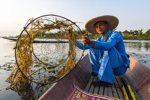 Fischer am Inle-See mit traditionellem konischem Intha-Netz bei Sonnenuntergang, Fischernetz, Beinruderstil, Intha-Volk, Inle-See, Shan-Staat, Myanmar (Burma), Asien - RHPLF15518