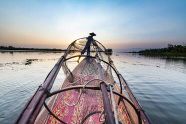 Fischer am Inle-See mit traditionellem konischem Intha-Netz bei Sonnenuntergang, Fischernetz, Beinruderstil, Intha-Volk, Inle-See, Shan-Staat, Myanmar (Burma), Asien - RHPLF15520