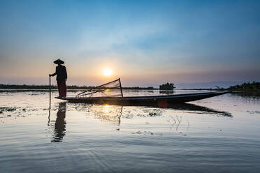 Fischer am Inle-See mit traditionellem konischem Intha-Netz bei Sonnenuntergang, Fischernetz, Beinruderstil, Intha-Volk, Inle-See, Shan-Staat, Myanmar (Burma), Asien - RHPLF15521
