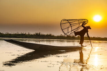 Fischer am Inle-See mit traditionellem konischem Intha-Netz bei Sonnenuntergang, Fischernetz, Beinruderstil, Intha-Volk, Inle-See, Shan-Staat, Myanmar (Burma), Asien - RHPLF15522