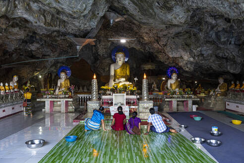 Viele Buddhas in der Kaw Ka Thawng-Höhle, Hpa-An, Bundesstaat Kayin, Myanmar (Birma), Asien - RHPLF15525
