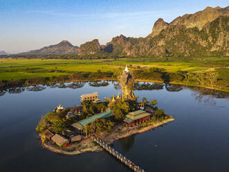 Luftaufnahme der Kyauk-Kalap-Pagode, Hpa-An, Bundesstaat Kayin, Myanmar (Birma), Asien - RHPLF15532