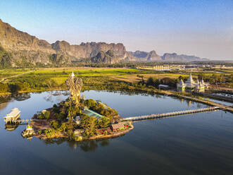 Luftaufnahme der Kyauk-Kalap-Pagode, Hpa-An, Bundesstaat Kayin, Myanmar (Birma), Asien - RHPLF15534