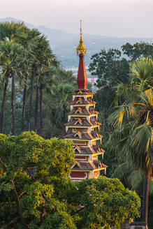 Die Spitze einer Pagode ragt aus dem Wald, Kyaikthanian paya, Mawlamyine, Mon-Staat, Myanmar (Burma), Asien - RHPLF15555