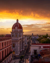 Rathaus bei Sonnenuntergang, Cienfuegos, UNESCO-Weltkulturerbe, Kuba, Westindien, Karibik, Mittelamerika - RHPLF15558