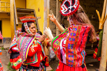 Besucher lernen das Weben bei den Huilloc-Webern, Peru, Südamerika - RHPLF15560