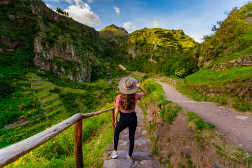 Mädchen mit Blick auf die Inka-Ruinen in Pisac, Peru, Südamerika - RHPLF15564