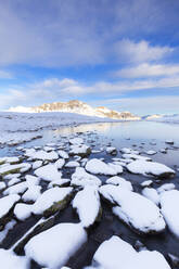 Winterlandschaft mit zugefrorenem Bergsee, Stilfserjoch, Valtellina, Lombardei, Italien, Europa - RHPLF15578