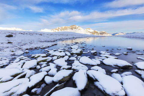 Winterlandschaft mit zugefrorenem Bergsee, Stilfserjoch, Valtellina, Lombardei, Italien, Europa, lizenzfreies Stockfoto