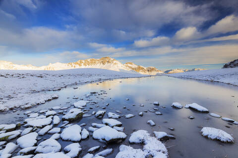 Winterlandschaft mit zugefrorenem Bergsee, Stilfserjoch, Valtellina, Lombardei, Italien, Europa, lizenzfreies Stockfoto