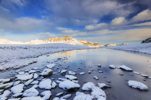 Winterlandschaft mit zugefrorenem Bergsee, Stilfserjoch, Valtellina, Lombardei, Italien, Europa - RHPLF15580