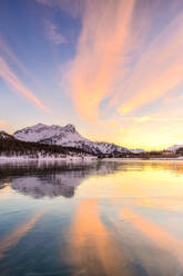 Farben des Sonnenuntergangs spiegeln sich auf der eisigen Oberfläche des Silsersees, Engadin, Graubünden, Schweiz, Europa - RHPLF15586
