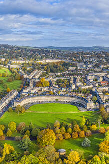 Luftaufnahme einer Drohne über die georgianische Stadt Bath, Royal Victoria Park und Royal Cresent, UNESCO-Weltkulturerbe, Bath, Somerset, England, Vereinigtes Königreich, Europa - RHPLF15613