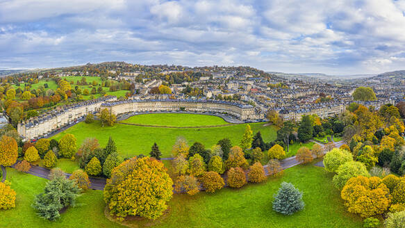 Luftaufnahme einer Drohne über die georgianische Stadt Bath, Royal Victoria Park und Royal Cresent, UNESCO-Weltkulturerbe, Bath, Somerset, England, Vereinigtes Königreich, Europa - RHPLF15615