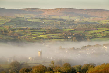 Nebeliger Wintermorgen mit Blick auf die Kirche und das Dartmoor-Dorf Moretonhampstead, Devon, England, Vereinigtes Königreich, Europa - RHPLF15618