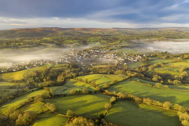 Luftaufnahme einer Drohne von der hügeligen Landschaft um das Dorf Moretonhamstead im Winter, Devon, England, Vereinigtes Königreich, Europa - RHPLF15620