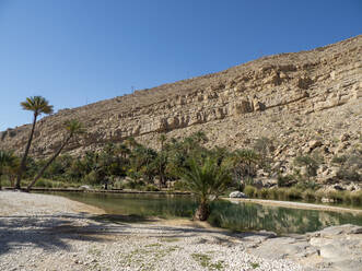 Natürliche Schwimmbecken, die durch Hochwasser im Wadi Bani Khalid, Sultanat Oman, Naher Osten, entstanden sind - RHPLF15648