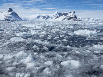 Eisbedeckte Gewässer um die Yalour-Inseln, Antarktis, Polarregionen - RHPLF15652