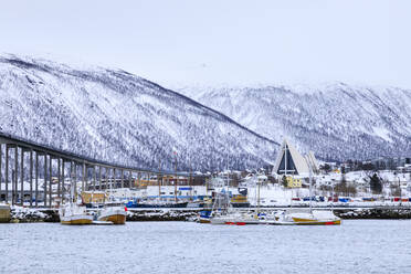 Tromso, kleiner Bootshafen, Fjord, Brücke, Arktische Kathedrale, tiefer Schnee im Winter, Tromso, Troms og Finnmark, Polarkreis, Nordnorwegen, Skandinavien, Europa - RHPLF15661