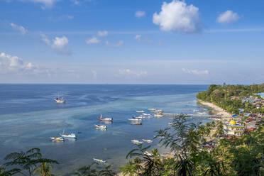 Erhöhter Blick auf das Hauptdorf von Banda Besar, Maluku, Gewürzinseln, Indonesien, Südostasien, Asien - RHPLF15664