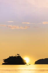 Sonnenuntergang hinter kleinen Inseln im Banda-Archipel, Banda, Maluku, Gewürzinseln, Indonesien, Südostasien, Asien - RHPLF15669