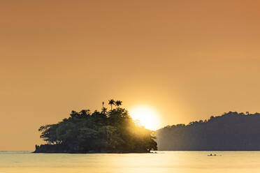 Sonnenuntergang hinter kleinen Inseln im Banda-Archipel, Banda, Maluku, Gewürzinseln, Indonesien, Südostasien, Asien - RHPLF15670