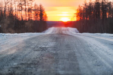 Sonnenuntergang auf der Straße der Knochen, Republik Sacha (Jakutien), Russland, Eurasien - RHPLF15715