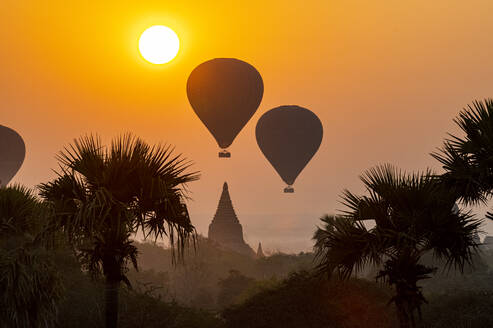 Heißluftballons über Bagan bei Sonnenaufgang, Bagan (Pagan), Myanmar (Burma), Asien - RHPLF15717