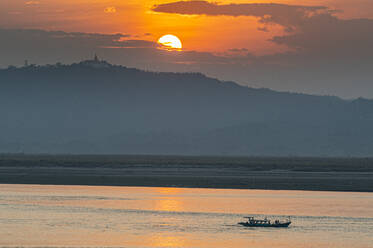 Sonnenuntergang über dem Irrawaddy-Fluss, Bagan (Pagan), Myanmar (Burma), Asien - RHPLF15728