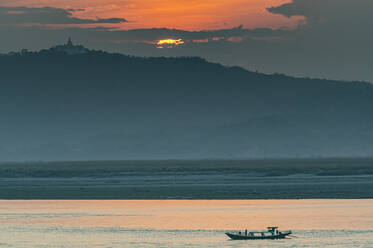 Sonnenuntergang über dem Irrawaddy-Fluss, Bagan (Pagan), Myanmar (Burma), Asien - RHPLF15732