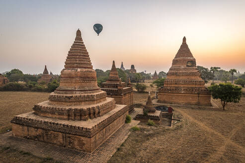 Heißluftballon über Bagan bei Sonnenaufgang, Bagan (Pagan), Myanmar (Burma), Asien - RHPLF15734